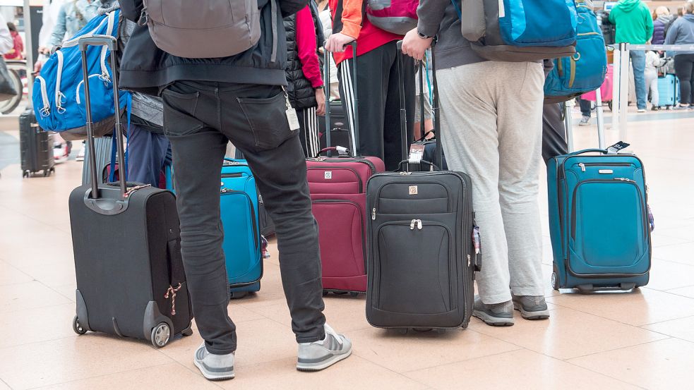 Kleine Koffer konnten bisher als Handgepäck meist kostenfrei in der Flugkabine mitgenommen werden. Doch immer mehr Airlines verlangen inzwischen auch dafür Gebühren. Foto: dpa/Daniel Bockwoldt