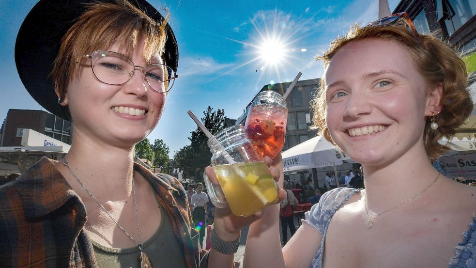 Janina Rimbach (links) und Fenja Elsner aus Leer stoßen bei strahlendem Sonnenschein auf den Beginn des Stadtfestes an. Foto: Ortgies