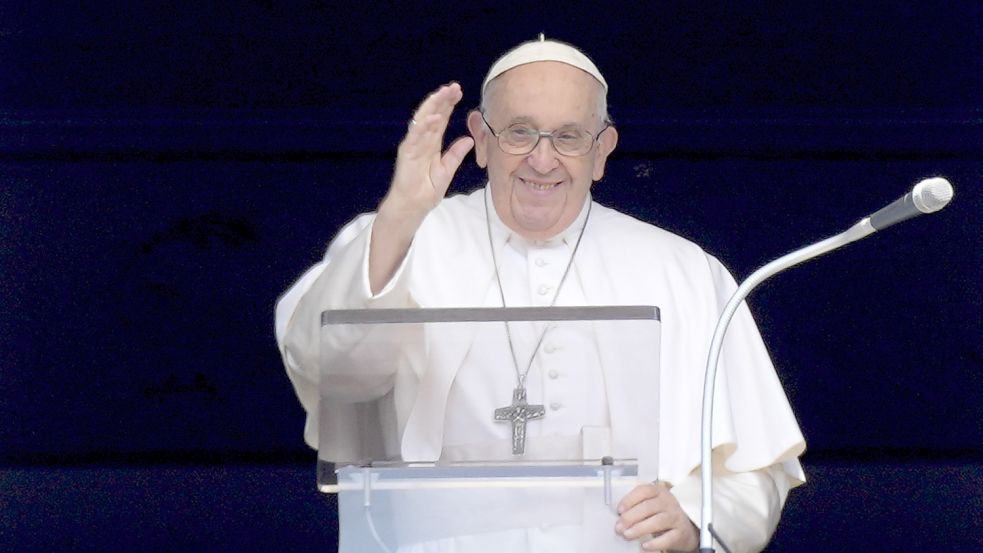 Papst Franziskus erteilt seinen Segen, während er das Angelus-Mittagsgebet aus dem Fenster seines Studios mit Blick auf den Petersplatz spricht Foto: dpa/AP