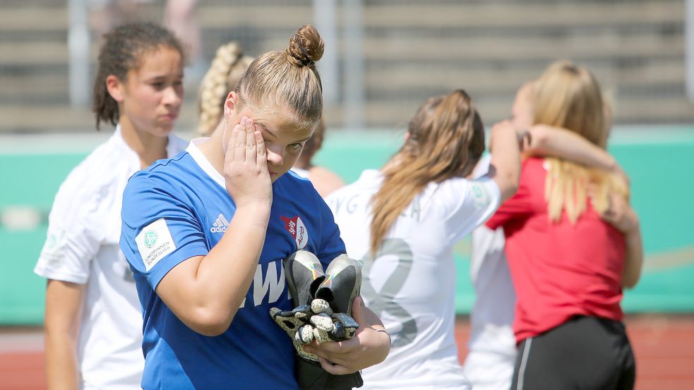 Große Enttäuschung bei den Auricherinnen (vorne Torhüterin Paula Blum): Sie müssen sich mit dem Deutschen Vize-Titel begnügen. Foto: Doden, Emden