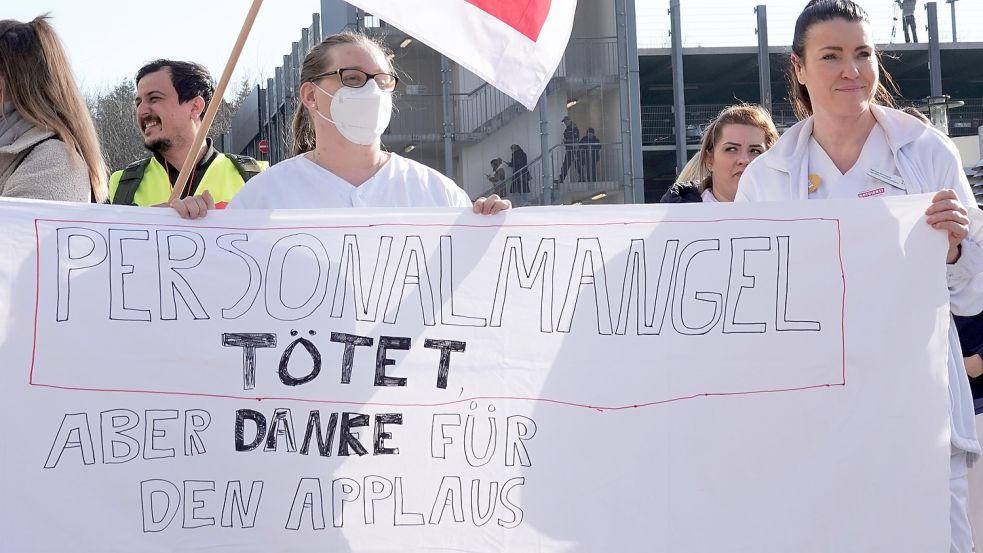 „Personalmangel tötet“ – das stand auf einem Transparent bei einem Krankenhaus-Streik in Köln im Rahmen der Tarifverhandlungen für den öffentlichen Dienst in diesem Jahr. Foto: Utz/dpa