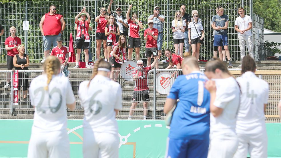 Zujubelnde Zuschauer, niedergeschlagene Spielerinnen: Völlig zurecht spendeten die Auricher Anhänger ihren B-Juniorinnen nach dem 1:2 gegen Bayer Leverkusen Beifall. Tränen flossen einige. Fotos: Doden, Emden