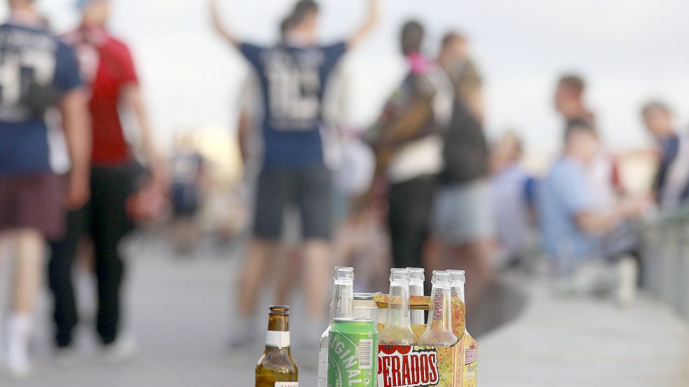 Menschen sind noch lange vor Feriensaison in Massen am Ballermann unterwegs. Gastronomen und Hoteliers schlagen Alarm, Nachbarn trauen sich nicht mehr vor die Tür. Foto: dpa/Clara Margais