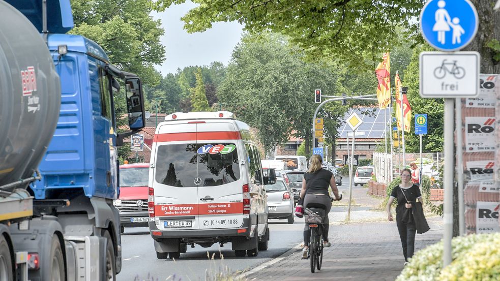 Die Ortsdurchfahrt in Hesel gehört zu einer der meistbefahrensten Straße Ostfrieslands. Foto: Ortgies