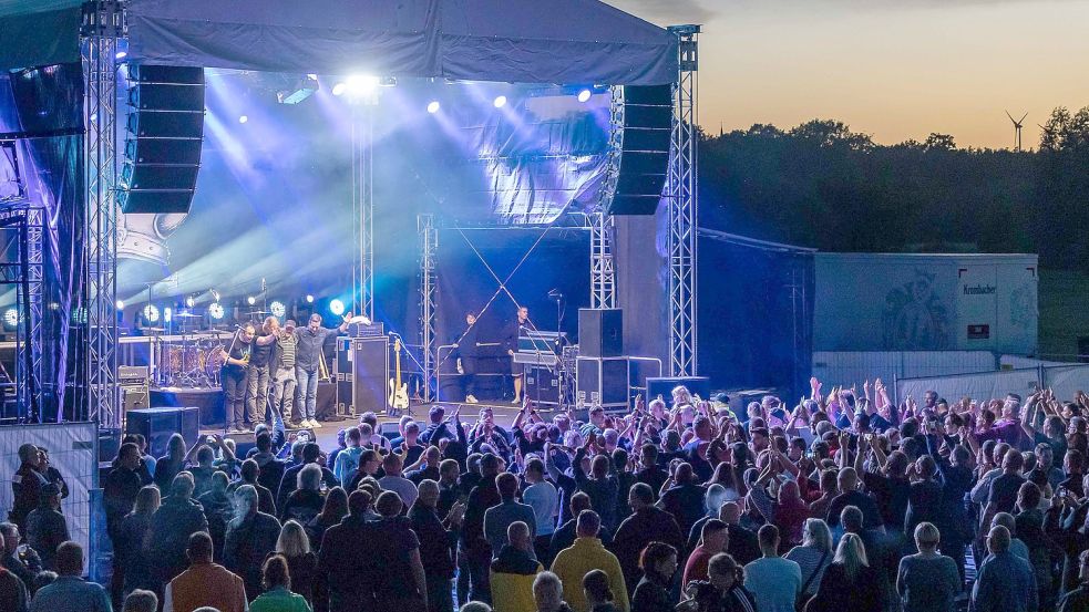 Schon im Juni 2022 standen Torfrock in Hinte beim LMC auf der Bühne. Damals konnte die Veranstaltung unter freiem Himmel stattfinden, der Andrang auf dem Gelände war enorm. Für die nun geplante Veranstaltung läuft der Vorverkauf schleppend, die Veranstalter ziehen die Reißleine. Foto: Seltz/Archiv