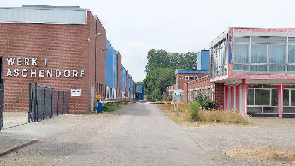 Der alte Schriftzug „Werk I Aschendorf“ am Gebäude erinnert noch an die ADO-Vergangenheit. Zu sehen ist die Werkstraße auf dem Areal. Zum Verkauf steht der Komplex, der sich von der Hüntestraße aus gesehen, auf dem rechten Teil der Geländes befindet. Foto: Christian Belling