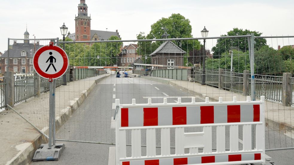 Die Rathausbrücke bleibt weiterhin gesperrt. Foto: Wolters