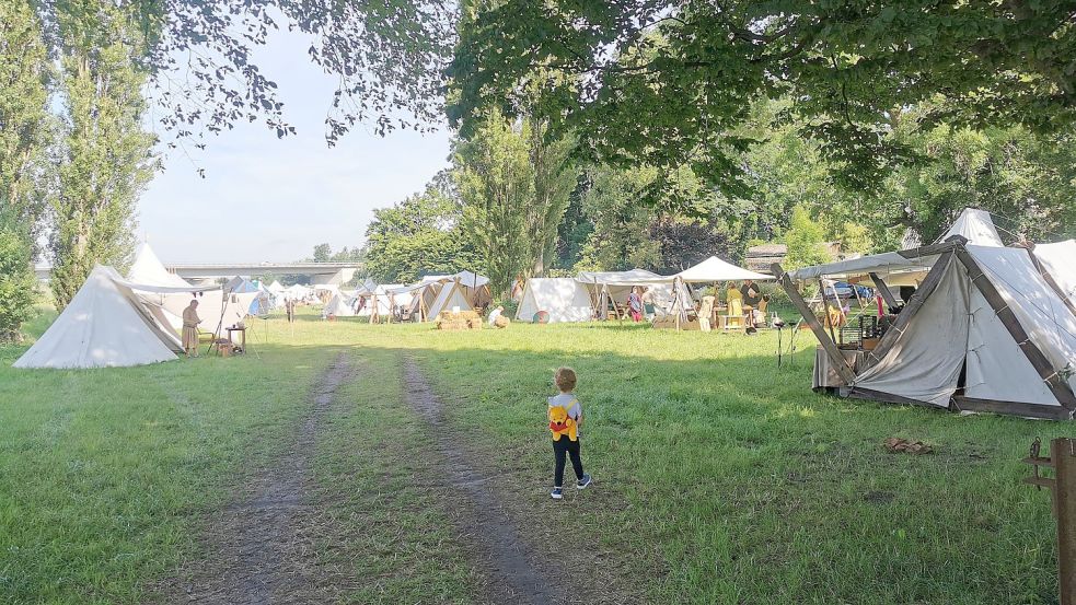 Zahlreiche Zelte werden aufgebaut. Foto: Veranstalter