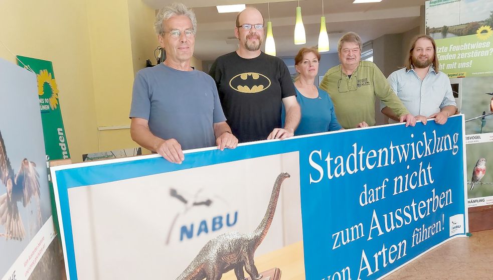 Sie zeigten sich kämpferisch und wollen das Mega-Baugebiet noch stoppen: Dieter Stolz (von links), Jan Fuchs, Elke Dirks, Hermann Ihnen und Christian Nützel. Foto: Hanssen