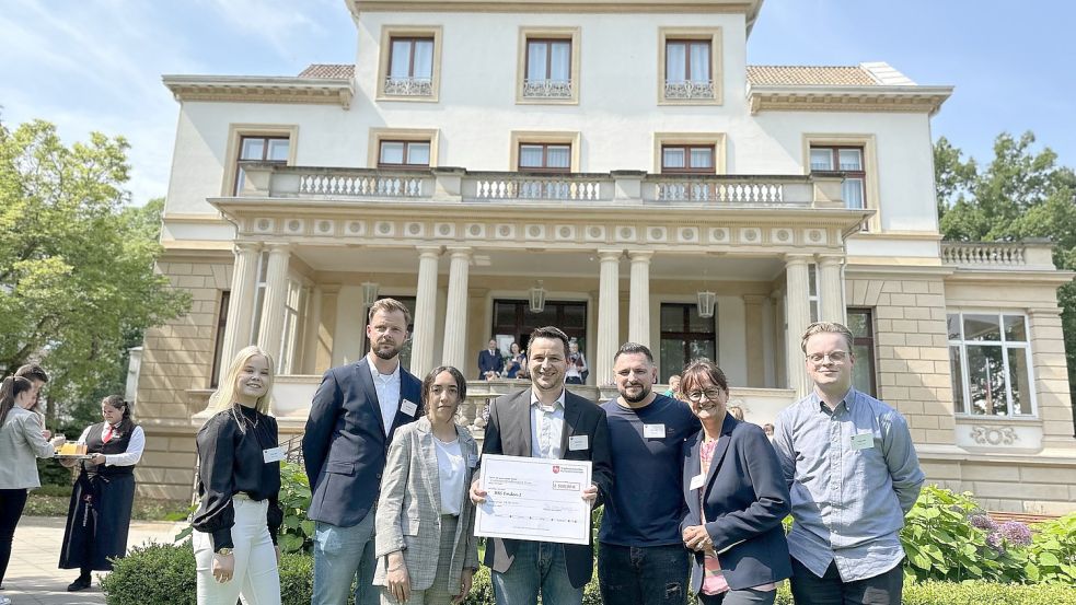 Laura Iken (von links), Jost van Züren, Karyn Kalashian, Dennis Berg, Ardi Tusha, Sabine Noetzel und Fabian Ites haben in Hannover nicht nur den Preis abgeholt. Auch das Gästehaus der Landesregierung dürften sie besichtigen. Foto: Niedersächsisches Kultusministerium