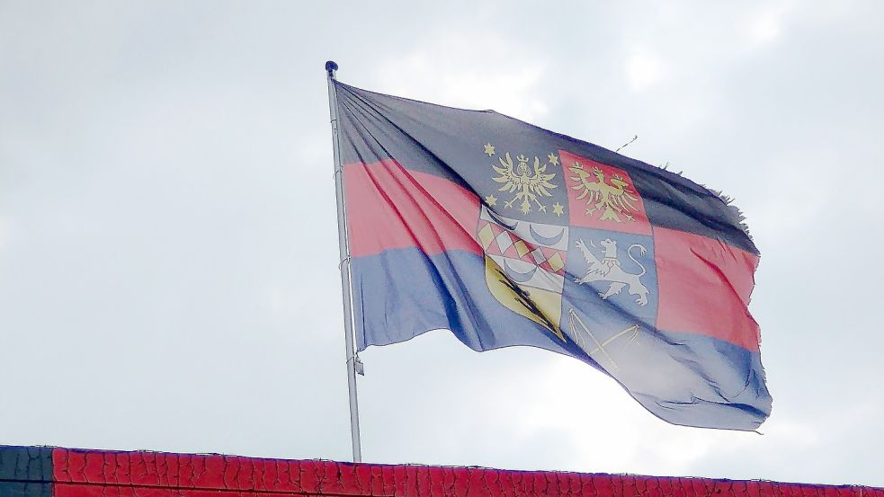 Die Ostfriesische Flagge ist zwar inoffiziell, weht aber oft vor ostfriesischen Rathäusern. Foto: Rümmele/Archiv