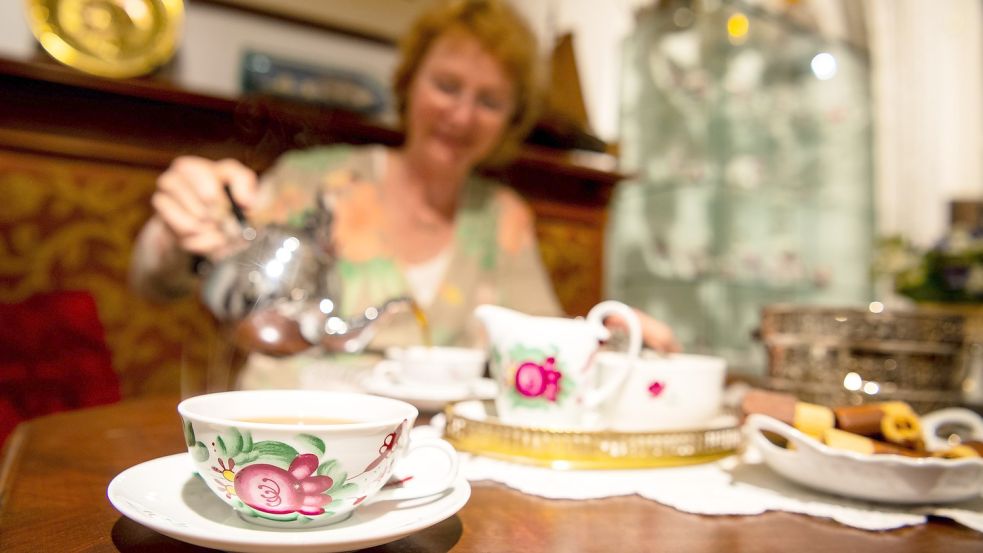 Dafür sind die Ostfriesen bekannt: Ostfriesentee. Aber sie haben noch viele andere Leckereien zu bieten: Snirtjebraten, Matjesbrötchen, ... Foto: Ortgies/Archiv