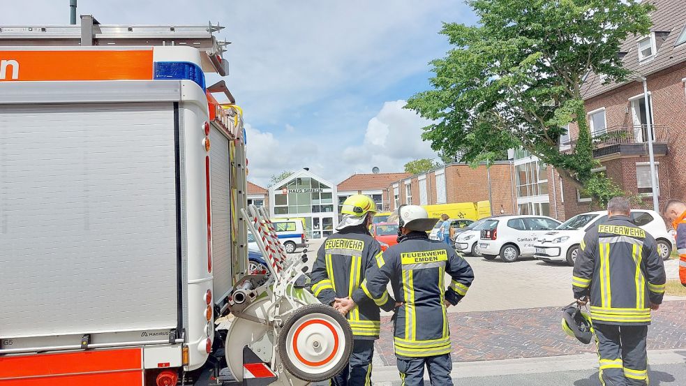 Die Bollwerkstraße konnte für knapp eine halbe Stunde nicht von Autos befahren werden. Einsatzfahrzeuge der Feuerwehr reihten sich auf. Foto: Hanssen