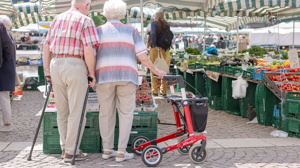 Die rund 21 Millionen Rentner im Land bekommen ab Juli mehr Geld. Mit der jährlichen Rentenanpassung steigen die Altersbezüge im Westen um 4,39 Prozent und im Osten um 5,86 Prozent. Foto: dpa/Jan Woitas