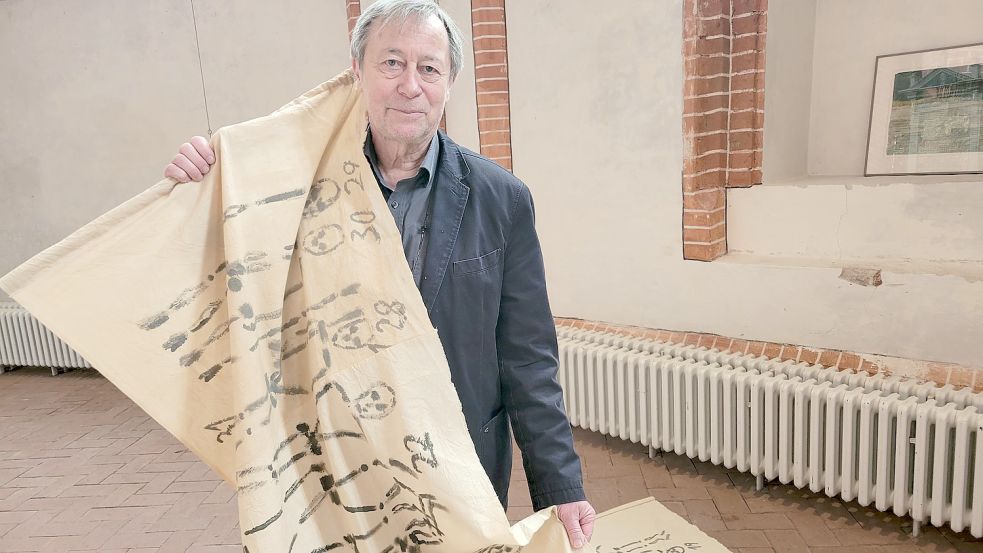 Auf langen Stoffbahnen hat Herbert Müller die Lage der Toten im Massengrab des KZ Engerhafe dargestellt. Foto: Rebecca Kresse