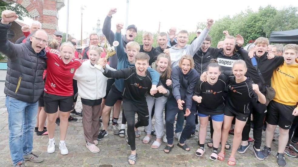 Impressionen der Siegerehrung zum Drachenbootrennen auf der 14. Emder Hafenmeile. Hier die Gewinner der 10er-Sportklasse: die JAG Schüler. Foto: Hock