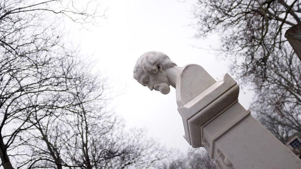 Auf dem Cimetière Montmartre will ich begraben sein: Heinrich Heines Grabskulptur in Paris. Foto: www.imago-images.de/Ipon