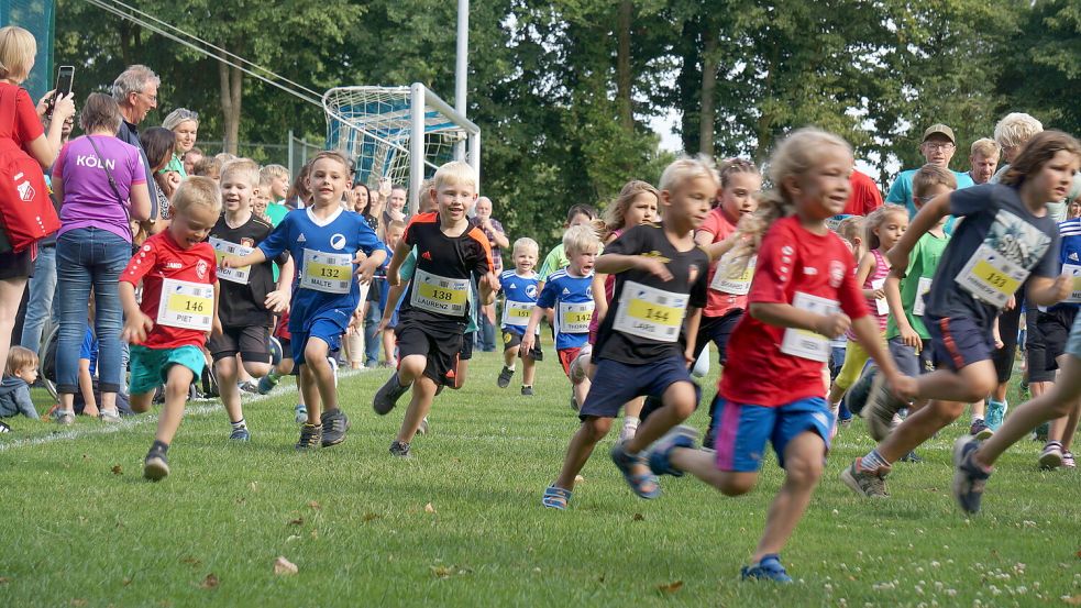 55 Kinder machten beim 400-Meter-Lauf mächtig Tempo.