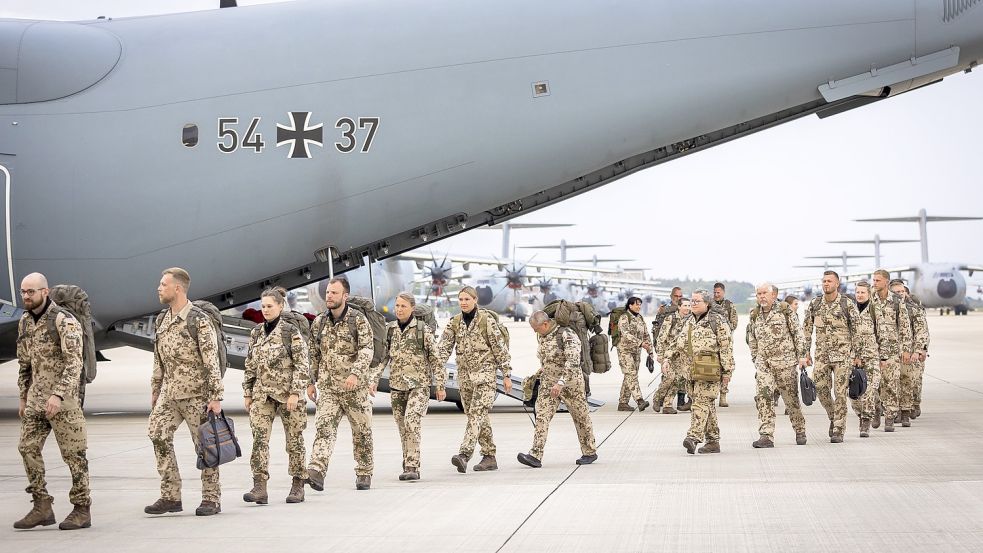 Das Soldaten und Soldatinnen des Kommandos Schnelle Einsatzkräfte (SES) „Ostfriesland“ aus der Leeraner Evenburg-Kaserne kehren Ende Mai auf dem Flughafen Wulsdorf von ihrem Hilfseinsatz im Erdbebengebiet in der Türkei zurück. Foto: Frankenberg/dpa