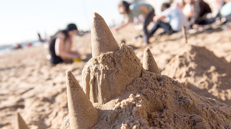Sandburgen bauen kann mancherorts teuer werden. Foto: dpa/Daniel Bockwoldt