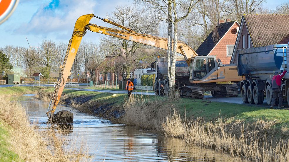 Teile der Westerwieke in Jheringsfehn wurden bereits von dicken Schlammschichten befreit. Dadurch soll der Wasserspiegel steigen. Foto: Ortgies/Archiv