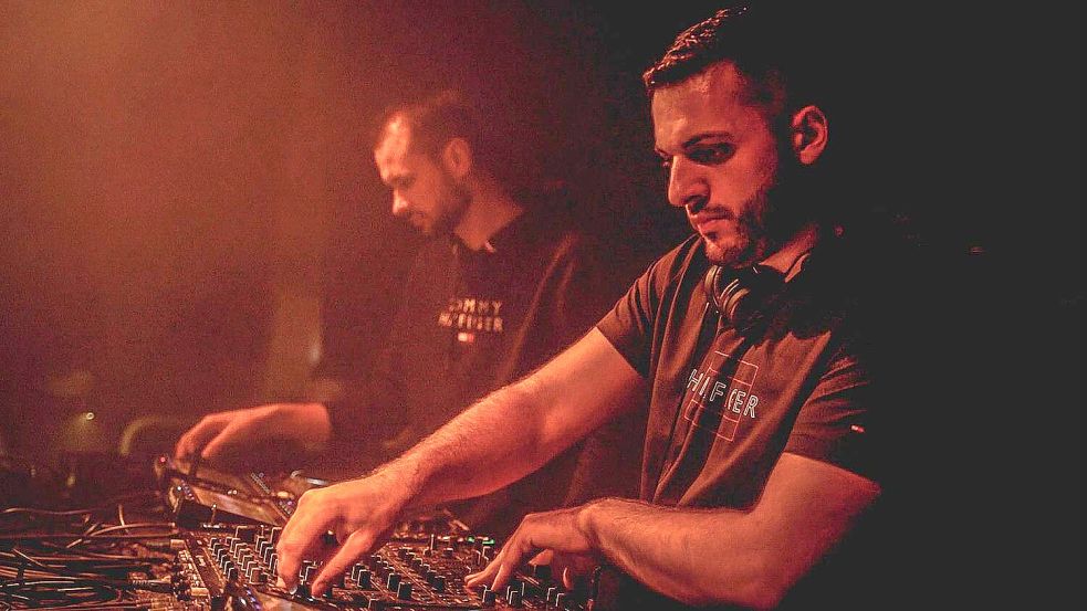 Manuel Tammen alias DJ Fama (vorn) gemeinsam mit seinem DJ-Kollegen Chris Buhl auf dem vergangenen Esenser Schützenfest. Foto: DJ Fama