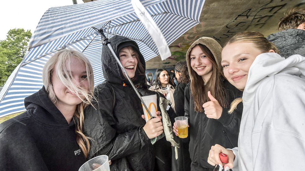 Mit Regenschirm wurde anfangs noch gefeiert. Später machte der Sturm einen Strich durch die Rechnung. Foto: Ortgies