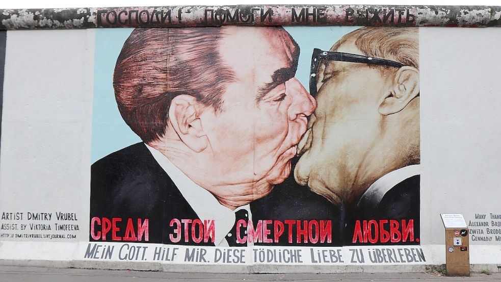 Der sozialistische Bruderkuss zwischen Leonid Breschnew und Erich Honecker ist eines der beliebtesten Fotomotive auf den Überresten der Berliner Mauer. Foto: Pixabay