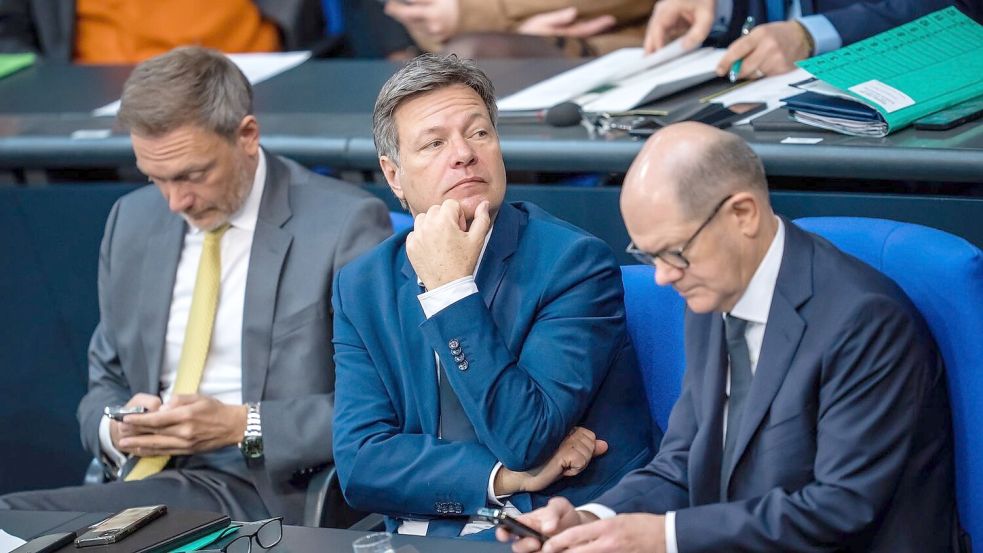 Lange auf keinen gemeinsamen Nenner gekommen: Finanzminister Christian Lindner (FDP, von links), Wirtschaftsminister Robert Habeck (Grüne) und Kanzler Olaf Scholz (SPD). Foto: Kappeler/DPA