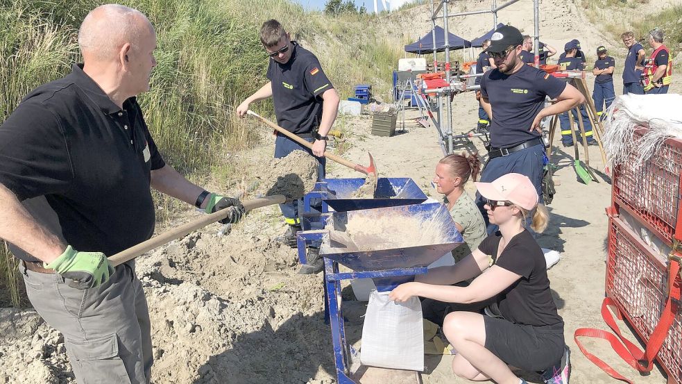 Die sogenannten Spontanhelferinnen und -helfer erlernten bei der Übung unter der Anleitung von Helfern des THW unter anderem das manuelle und maschinelle Befüllen von Sandsäcken. Foto: H. Müller