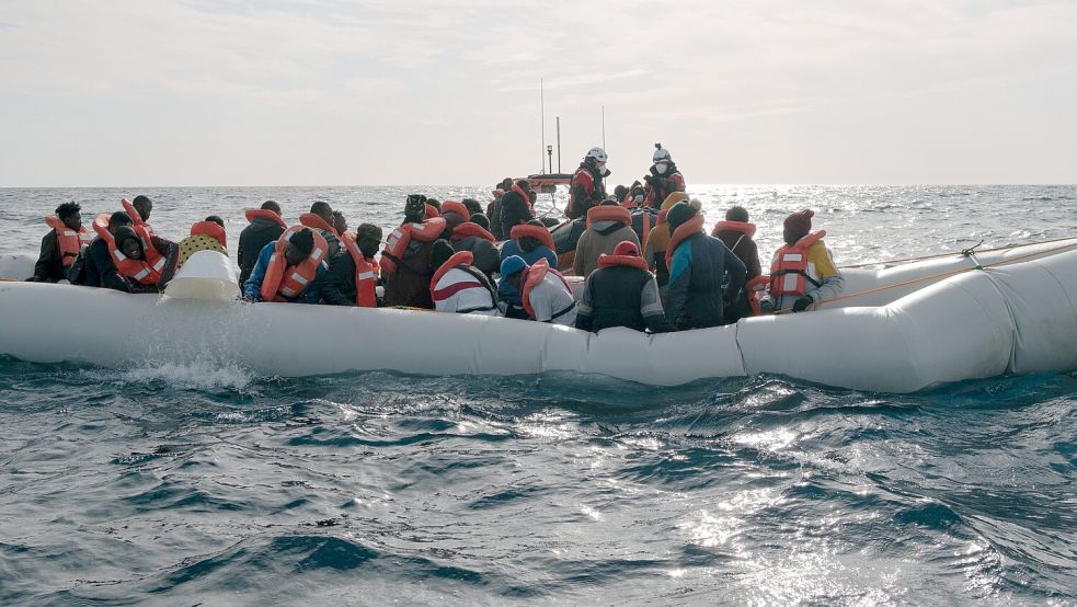 Migranten im Schlauchboot auf dem Mittelmeer: Zivile Seenotretter wie Aktivisten des Vereins „Sea Watch“ retten Migranten. Foto: dpa/Sea-Watch