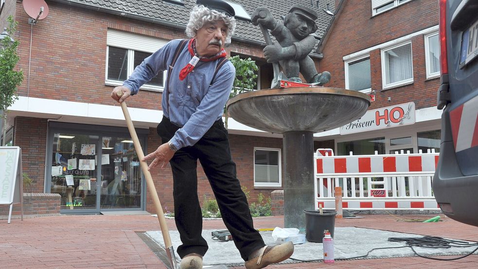 Das Wittmunder Original Jan Schüpp in doppelter Ausführung: Roman Mayer mit seinem Vorbild, das nun wieder auf einem Brunnen in die Fußgängerzone blickt. Foto: Ullrich