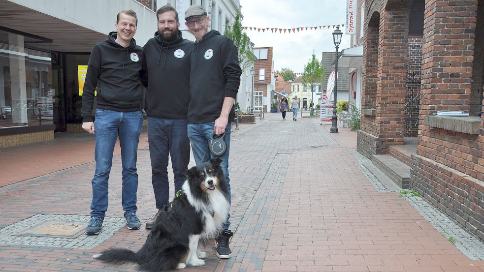 Diese drei wissen, wie Party geht: Carsten Holzke (von links), Björn Schoon und Kai Menssen mit Hund Asco im Wittmunder „Pudding“. Foto: Ullrich