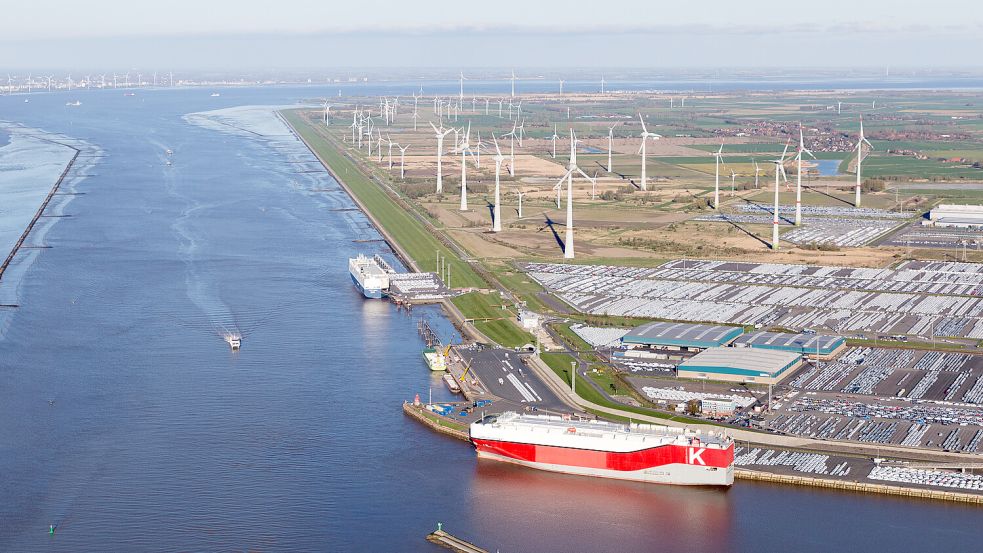 Der neue Großschiffsliegeplatz soll im Emder Außenhafen die etwa 340 Meter lange Lücke zwischen Emspier (oben) und Emskai schließen. Foto: T. Bruns/Archiv