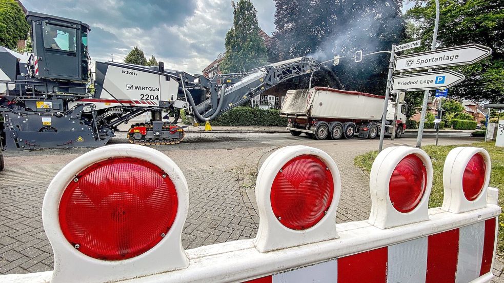 Viele Sperrungen stehen nun um die Hauptstraße herum. Foto: Cordsen