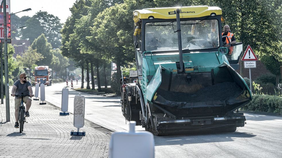 Noch gehört die Hauptstraße den Baufahrzeugen. Das soll sich bald ändern. Foto: Ortgies