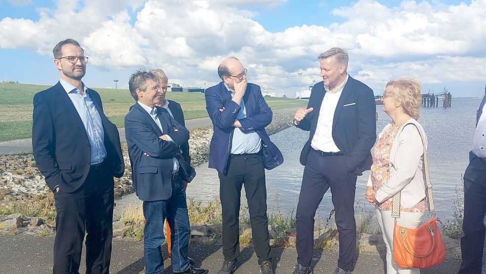 Manfred de Vries (Zweiter von rechts), Geschäftsleiter von Autoports, erklärt Umweltminister Christian Meyer (links daneben) die Pläne zum Großschiffsliegeplatz, der hinter der Gruppe entstehen soll. Foto: Hanssen