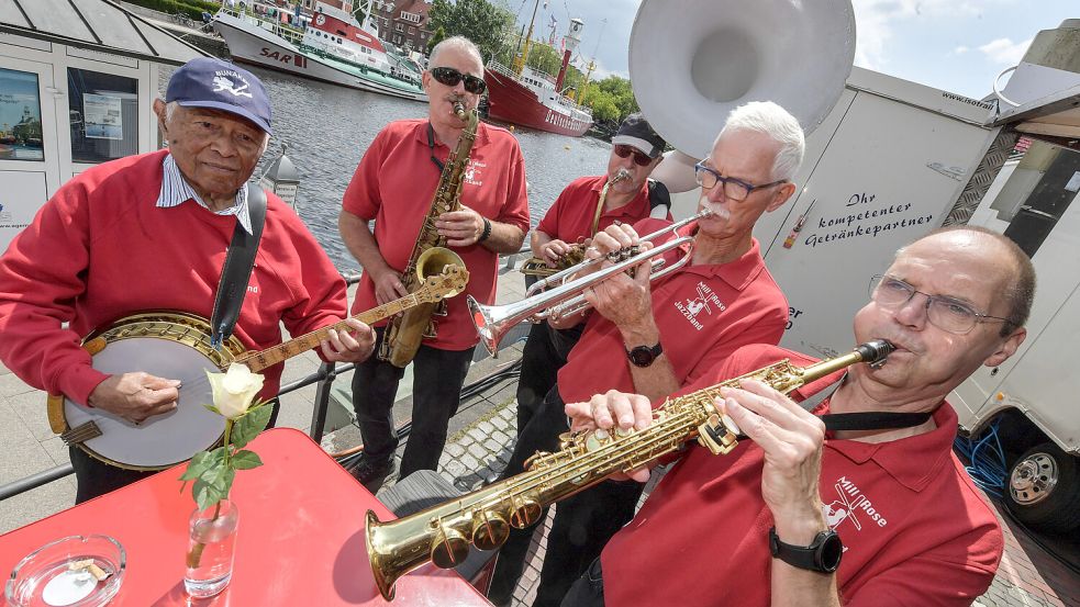 Am Wochenende wird viel Musik zu hören sein: Die Mill-Rose-Band aus den Niederlanden trat direkt nach der feierlichen Eröffnung des Festes auf. Am Delft spielten sie schon einmal einen Song für das Foto. Foto: Ortgies