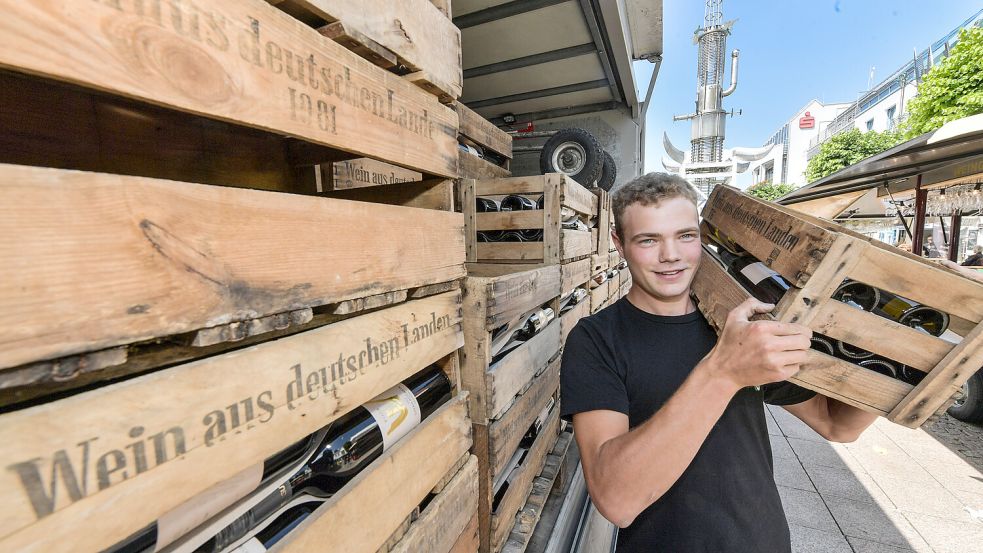 Der 20-jährige Valentin Wilhelm packt schon fleißig mit an. Das Weingut von Vater Eberhard rollte mit schwer bepacktem Gerät auf dem Marktplatz an. Fotos: Ortgies