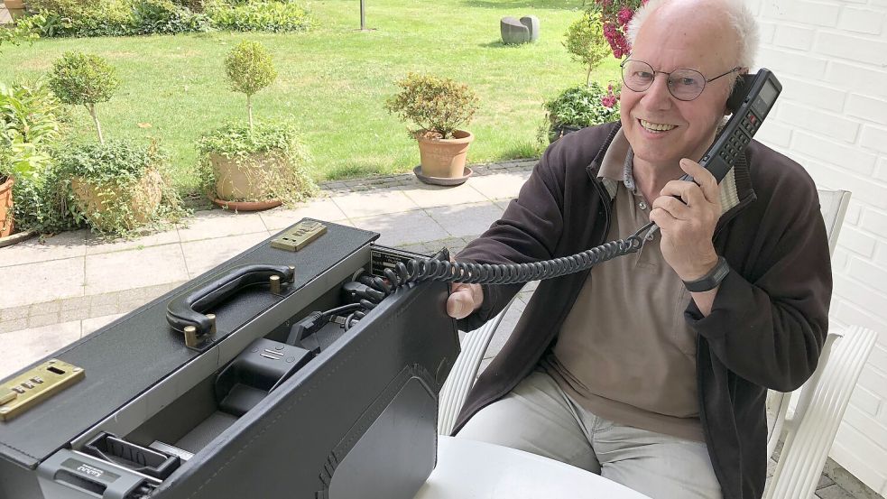 Telefonieren im Garten: Heute nimmt Friedrich Kuhnt dafür natürlich das Handy. Vor 35 Jahren hätte man den „Pilot“ nehmen müssen. Foto: Mielcarek