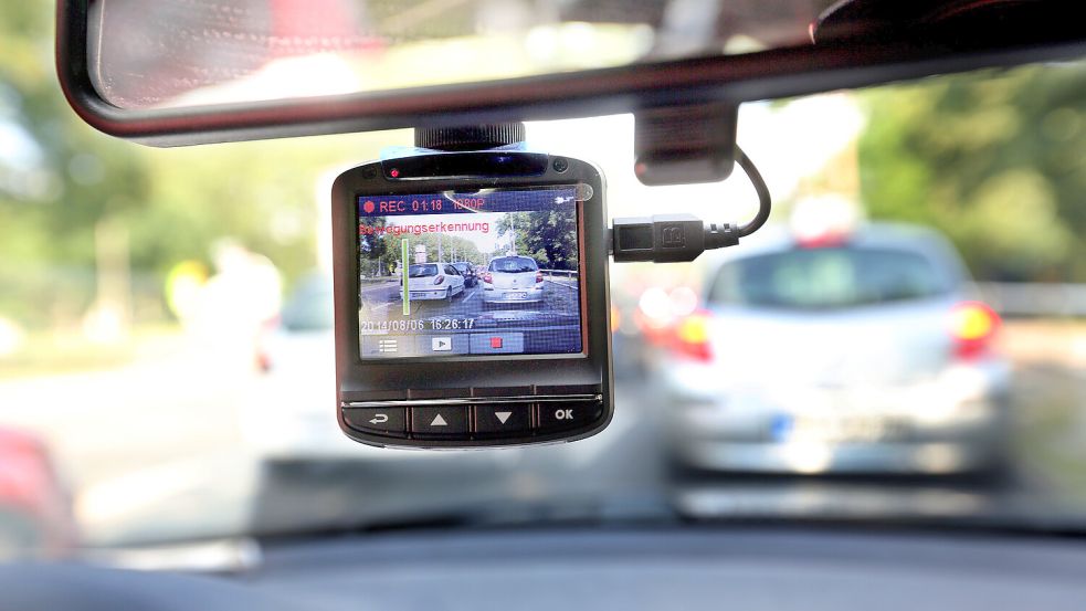 Mit einer Kamera am Rückspiegel, einer sogenannten Dashcam, kann das Verkehrsgeschehen aus Fahrerperspektive gefilmt werden. Vor Gericht werden solche Aufnahmen mittlerweile als Beweismittel anerkannt. Foto: Kumm/dpa