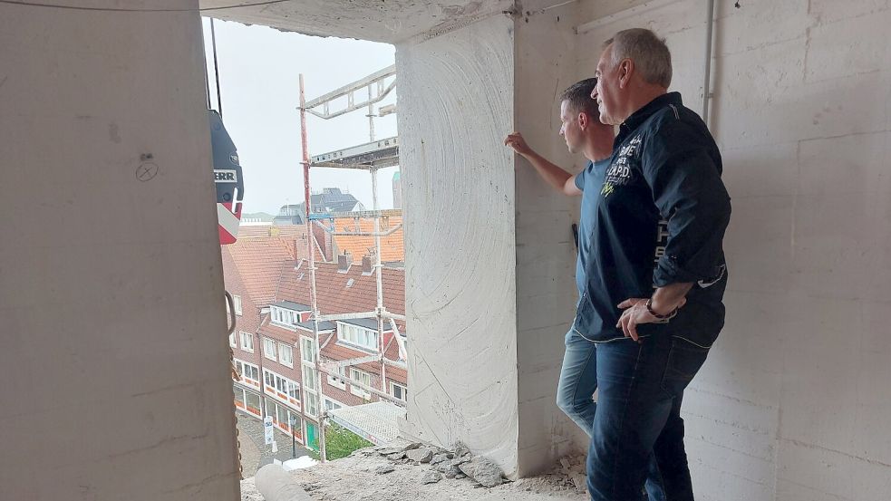 Marten Klose (vorne) und Wolfram Heidrich vom Arbeitskreis des Bunkermuseums schauen sich die Arbeiten voll Freude an: Endlich wird der Umbau richtig sichtbar. Fotos: Hanssen