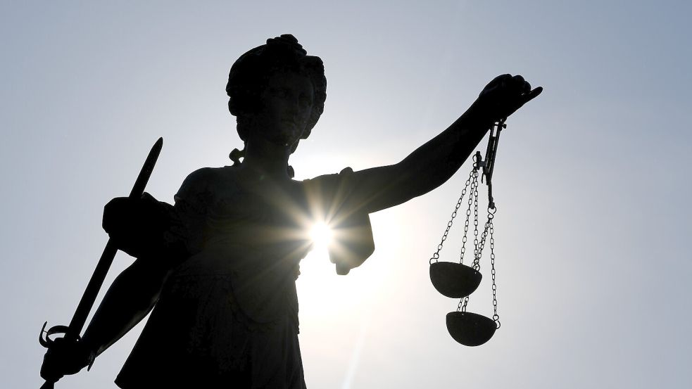 Justitia ist blind, aber teuer. Foto: Dedert/dpa