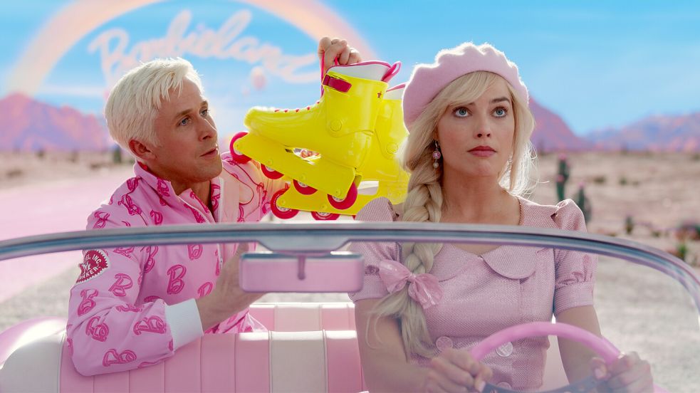 Wenn Ken (Ryan Gosling) und Barbie (Margot Robbie) reisen, dürfen die Rollerblades nicht fehlen. Foto: Warner Bros. Pictures