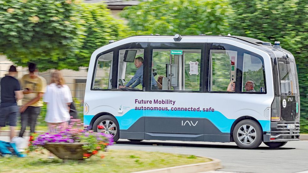 In Gelenau in Sachsen läuft eine Testphase mit einem autonom fahrenden Shuttle. So könnte auch die Zukunft im Nahverkehr im Landkreis Leer aussehen. Foto: Jan Woitas/dpa