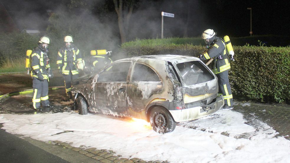 Die Feuerwehr setzte auch Schaum ein, um die Flammen zu löschen. Foto: Joachim Rand