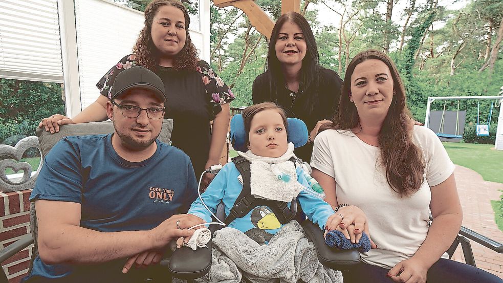 Daniel, Luke und Maike Stevens (vorne) erhalten Unterstützung durch eine Spendenaktion von Franziska Berens und Lena Glander (hinten von links). Foto: Mirco Moormann