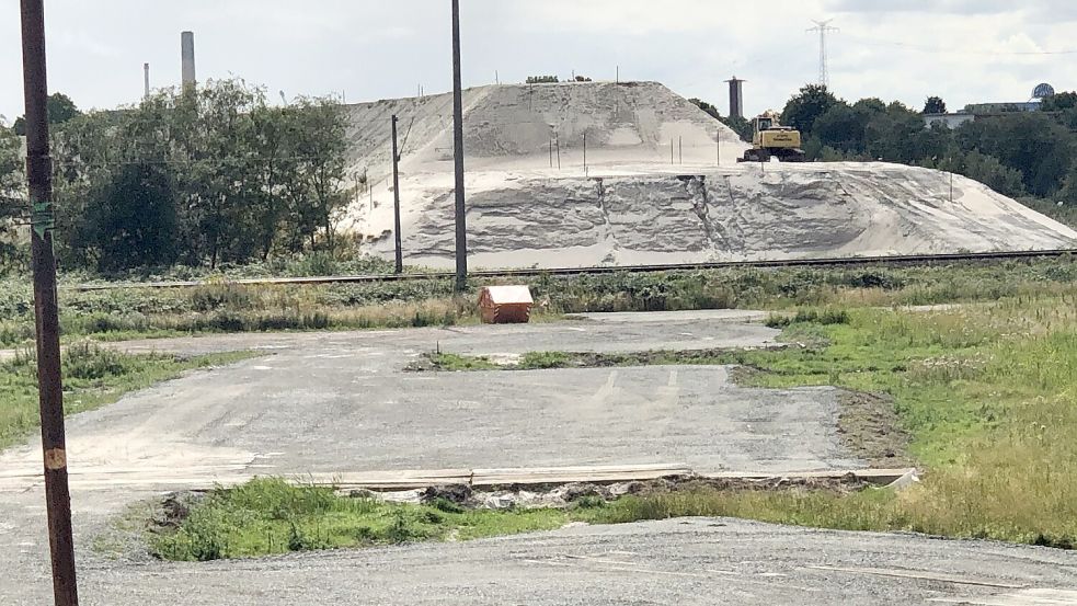 Zwischen den mächtigen Sandbergen klafft eine mehrere Hundert Meter lang Lücke. Hier soll ein neues und 232 Meter langes Brückenbauwerk eine Gasfernleitung und die Bahnstrecke (im Hintergrund) überqueren. Foto: H. Müller