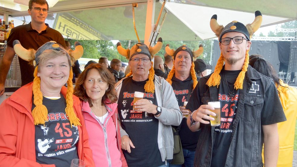 Viele Torfrock-Fans kamen stilecht mit Wikinger-Accessoires. Foto: Weers