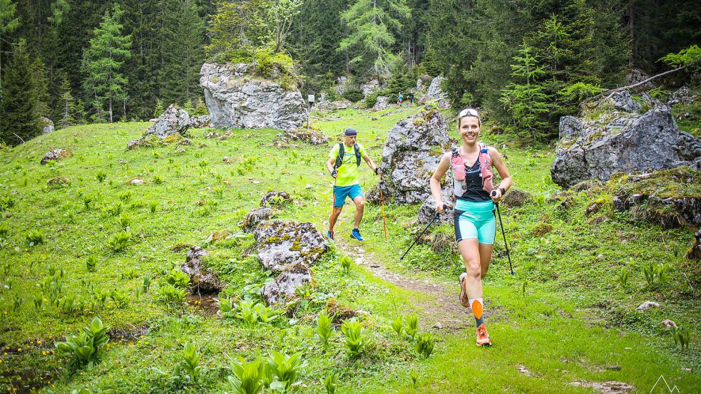 Die Marathons durch die Berge waren extrem kräftezehrend. Dennoch behielt Joyce Hübner ihre gute Laune. Foto: Uptothetop.de
